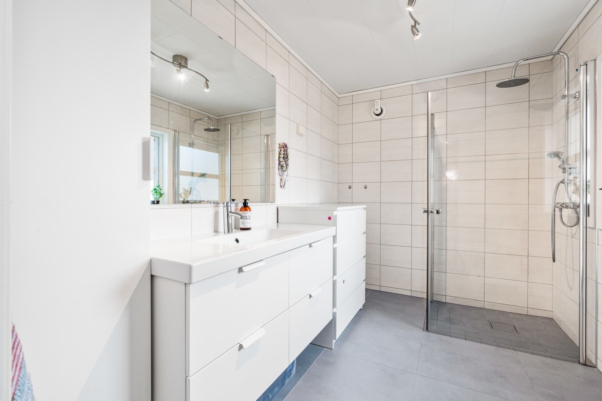 Pent flislagt bad Galleribilde