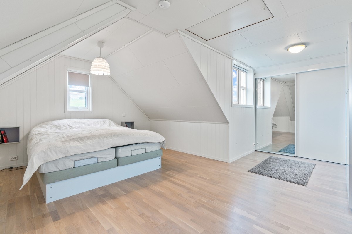 Stort soverom med garderobeløsning Galleribilde