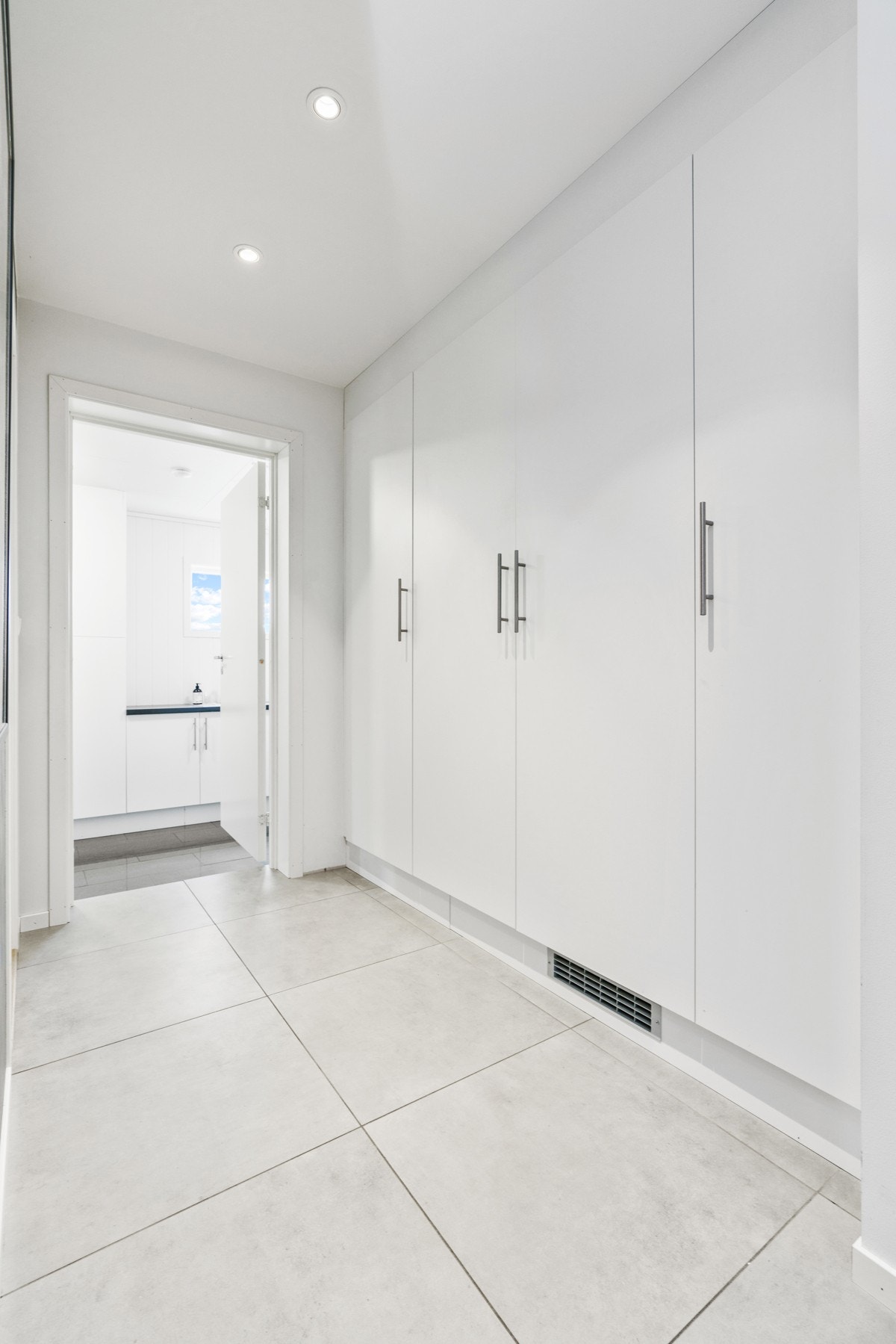 Gang med stor og god garderobeløsning Galleribilde