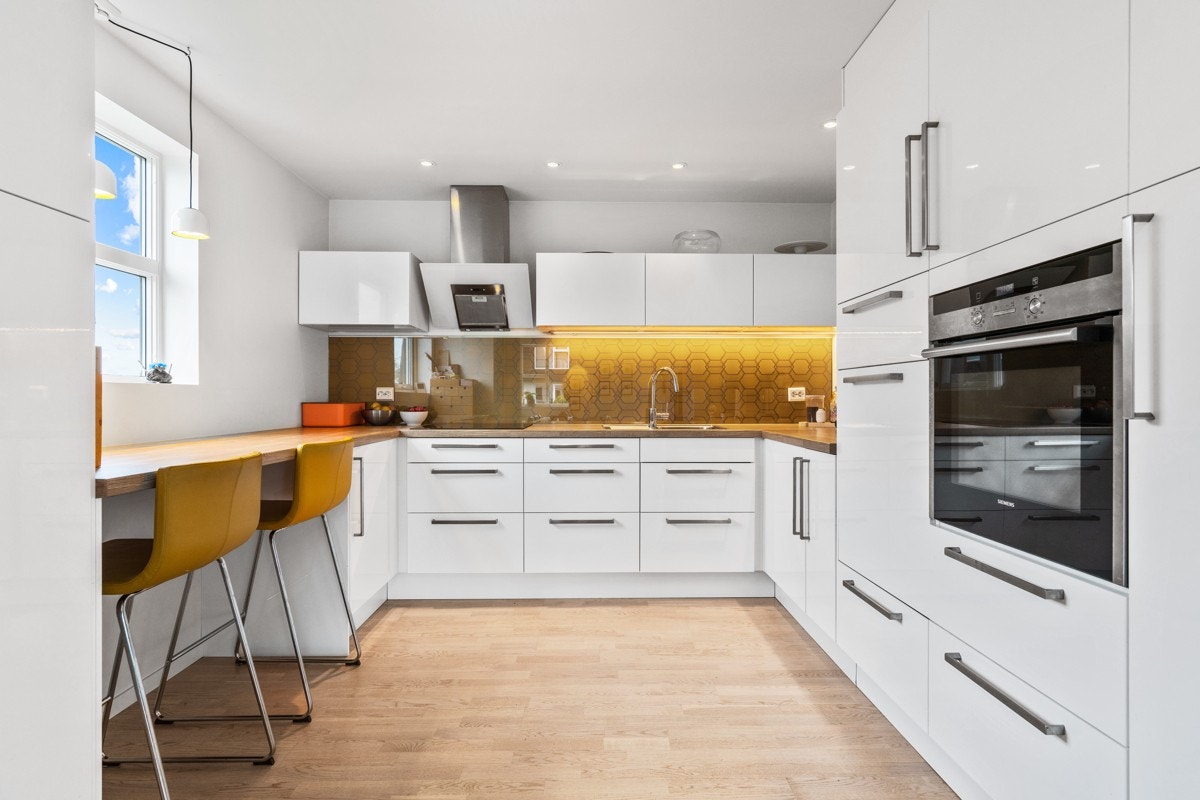 Lekkert kjøkken med integrerte hvitevarer Galleribilde