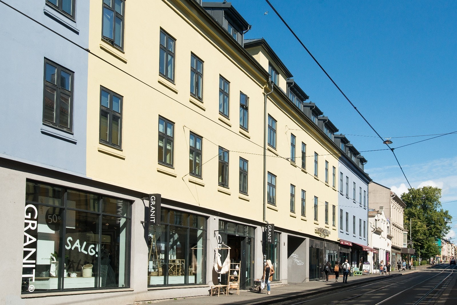 Bygården har butikk, bar og kafé i første etasje. Galleribilde