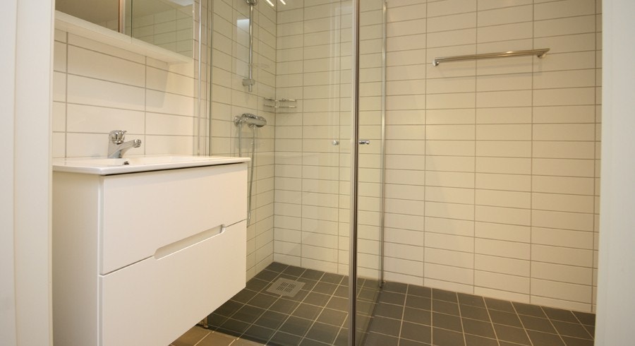 Moderne bad med opplegg for vaskemaskin Galleribilde