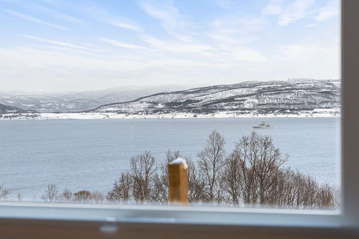 Fra kjøkkenvindu har du panoramautsikt mot Tønnsnes og Movik