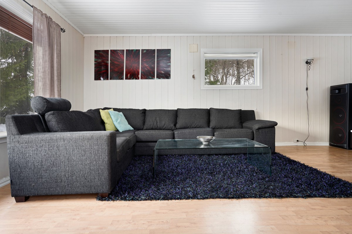 I stue er det store vinduer som gir godt lysinnslipp