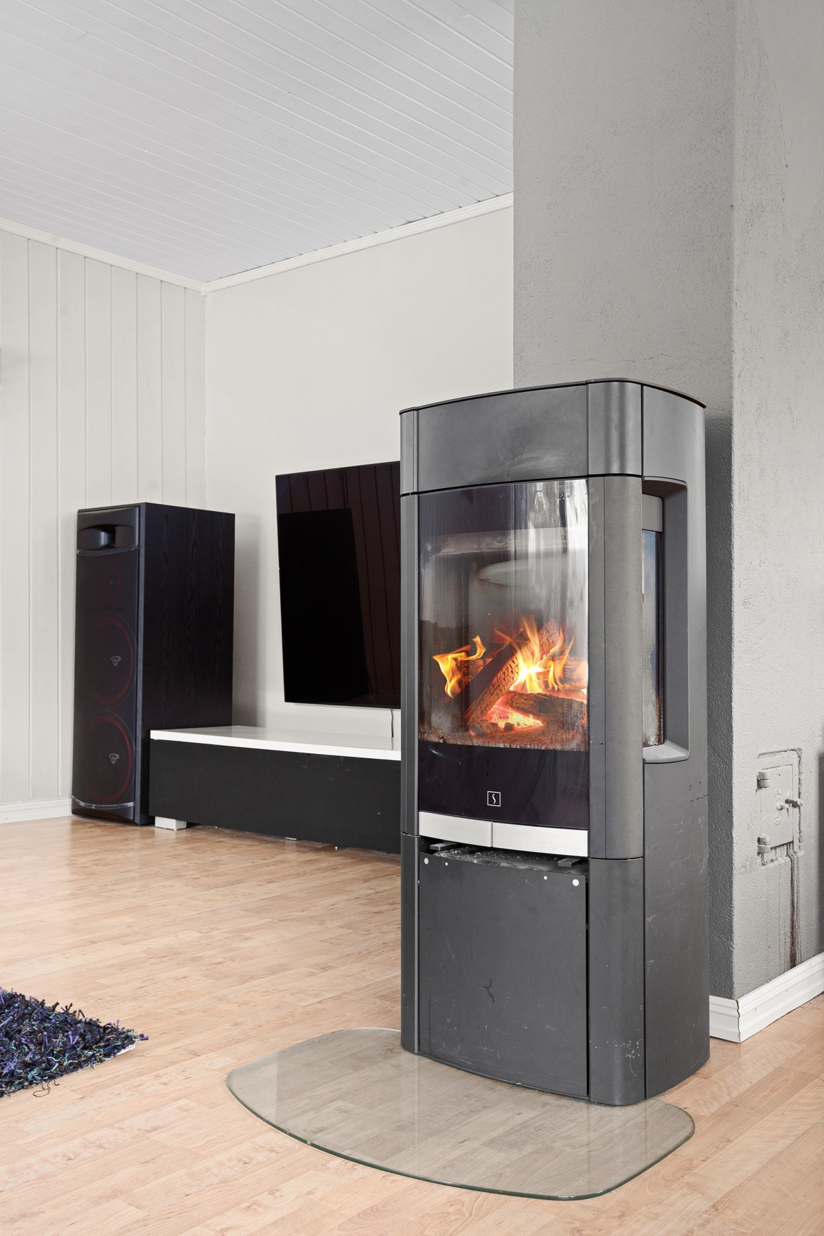 Vedfyring skaper varme og hygge på kalde dager