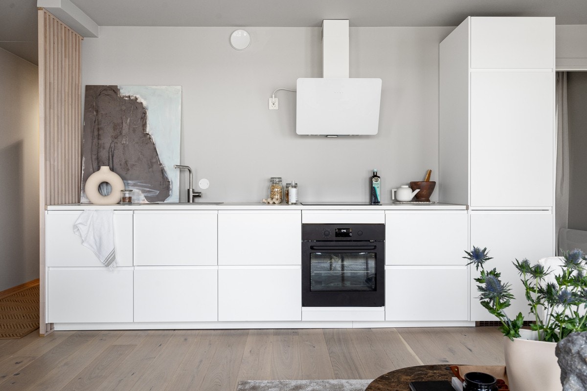 Nytt kjøkken fra Ikea i åpen løsning mot stuen. Trendy spilevegg mot hallen Galleribilde