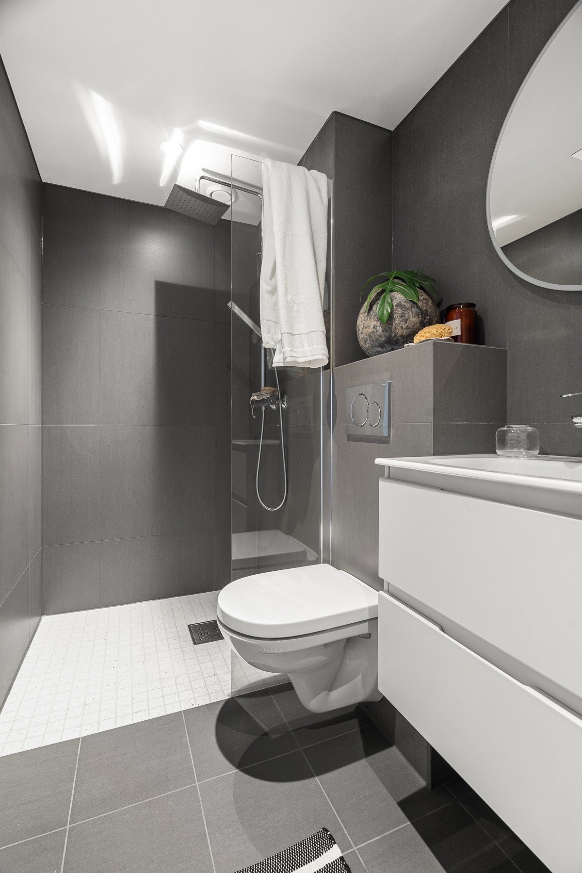 Dusjhjørne med regnfallsdusj Galleribilde