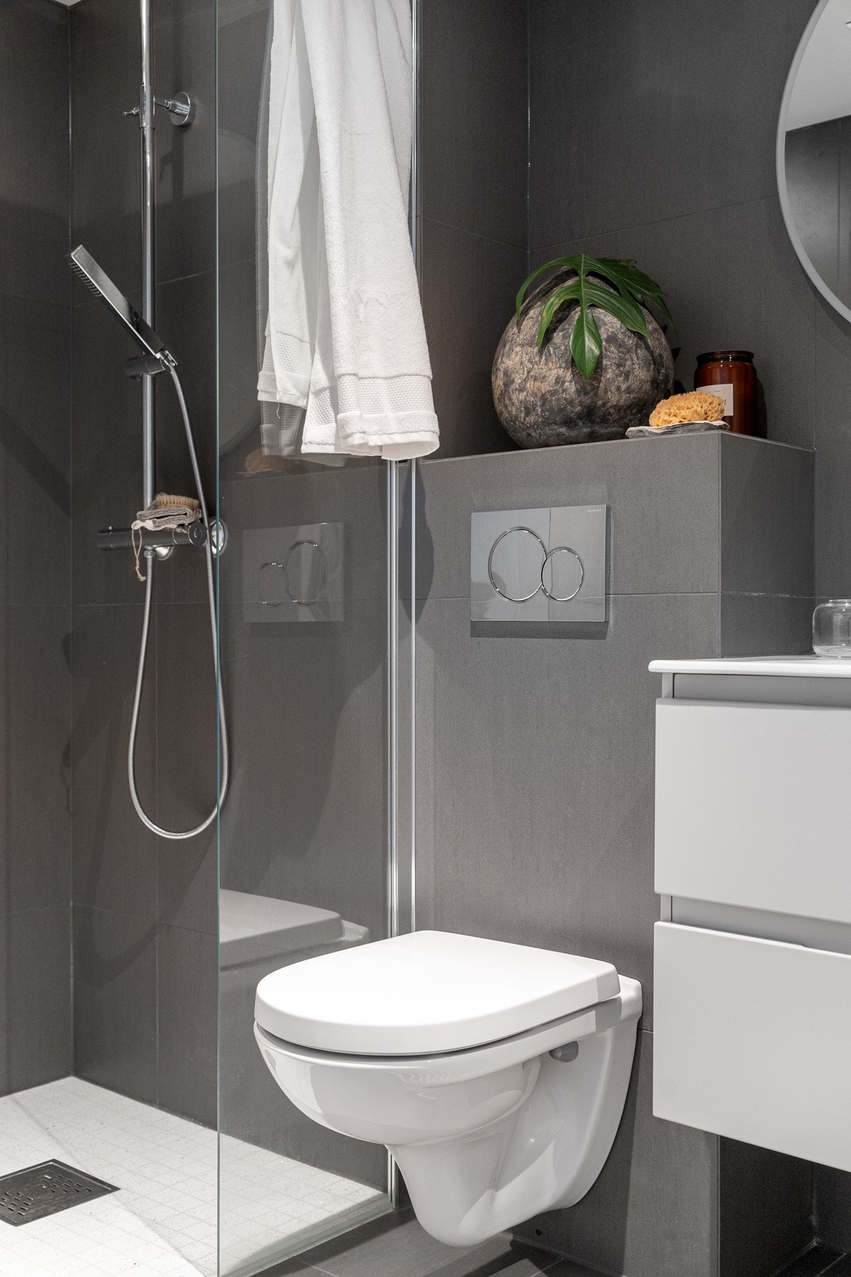 Vegghengt toalett med innebygget sisterne Galleribilde