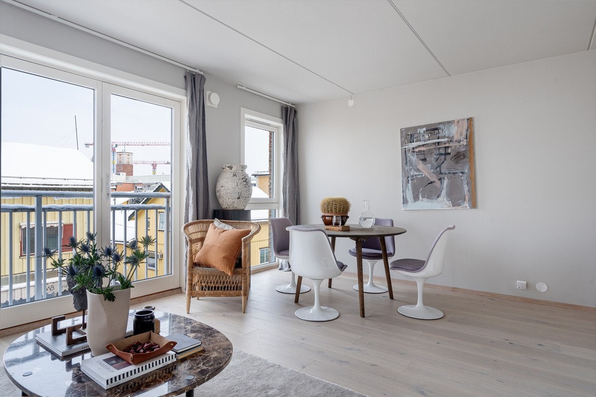 Stuen har god plass til flere soner og de store vindusflatene gir rikelig med naturlig lys Galleribilde