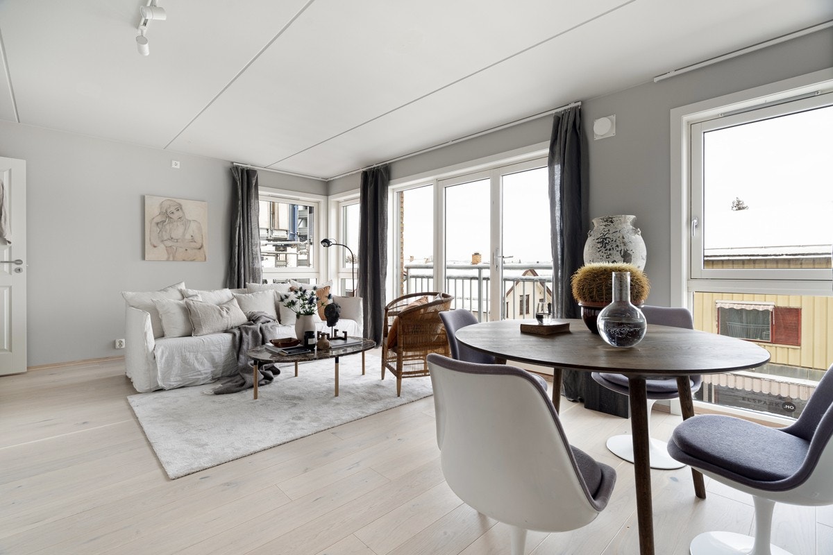 Gjennomgående bruk av 1-stavs hvitpigmentert eikeparkett Galleribilde