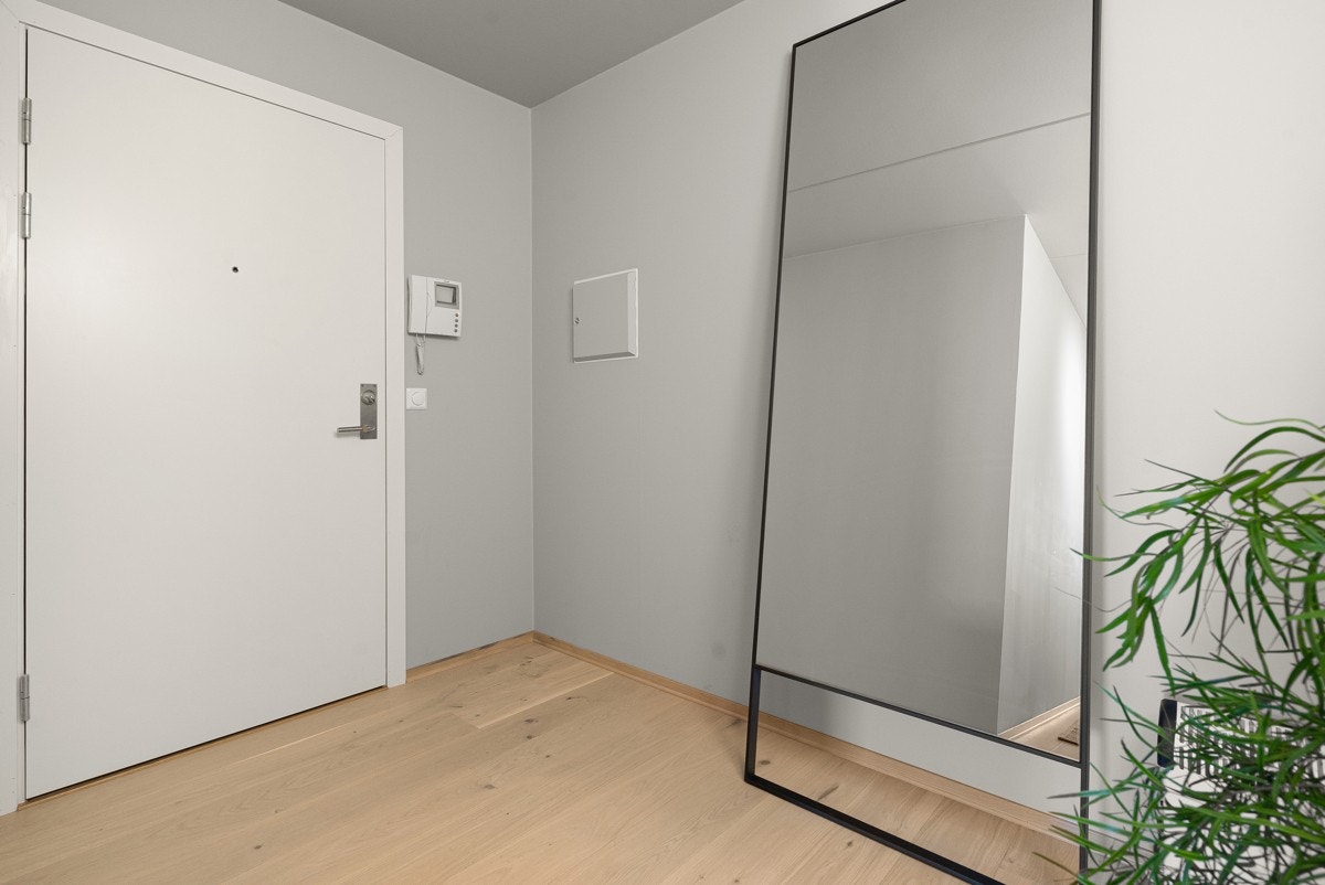 Velkommen inn! Romslig entré med plass til garderobeløsning Galleribilde