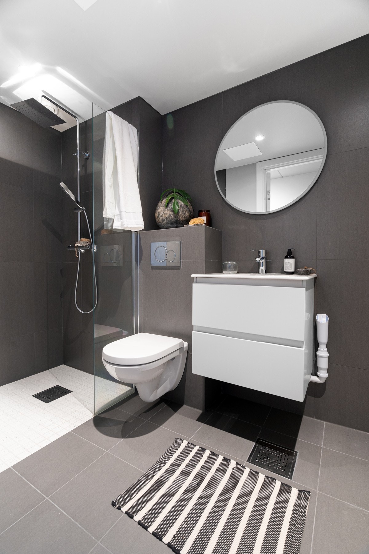 Meget pent baderom med ny dusj, servant og toalett, samt nye fliser Galleribilde