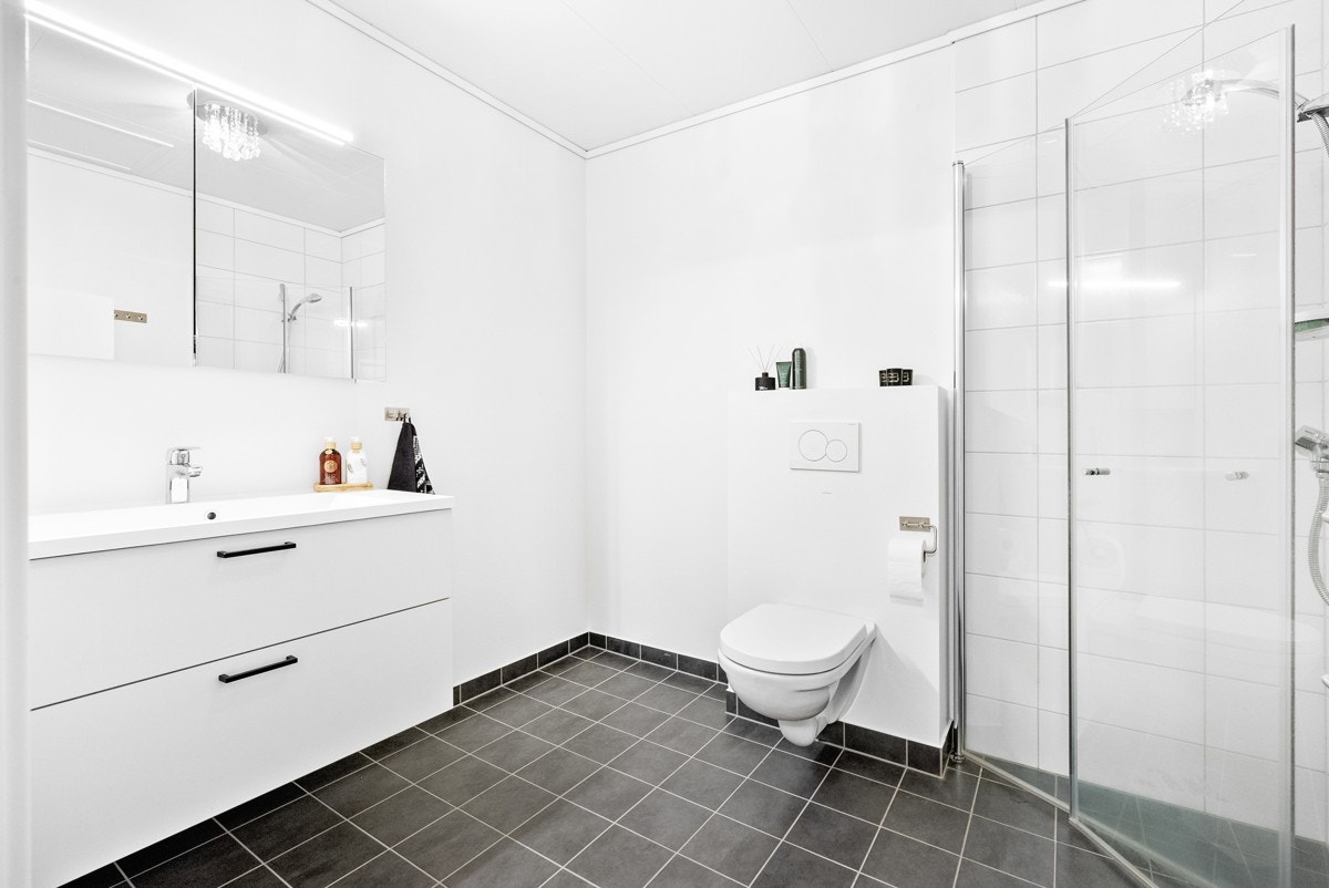 Bad med tidløse overflater og innredninger - det er varmekabler i gulv på bad og vaskerom Galleribilde