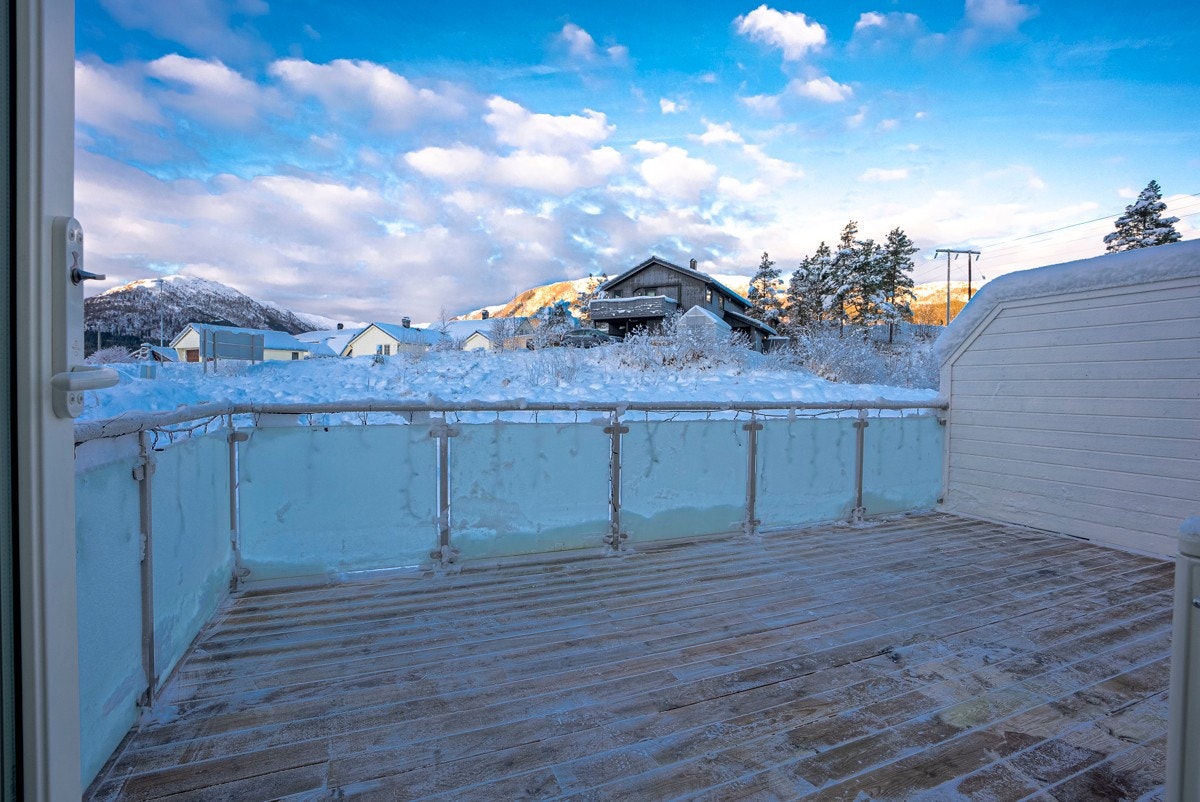 Fra stue / kjøkken er det tilkomst til sør/vestvendt veranda på ca. 20m2. Galleribilde