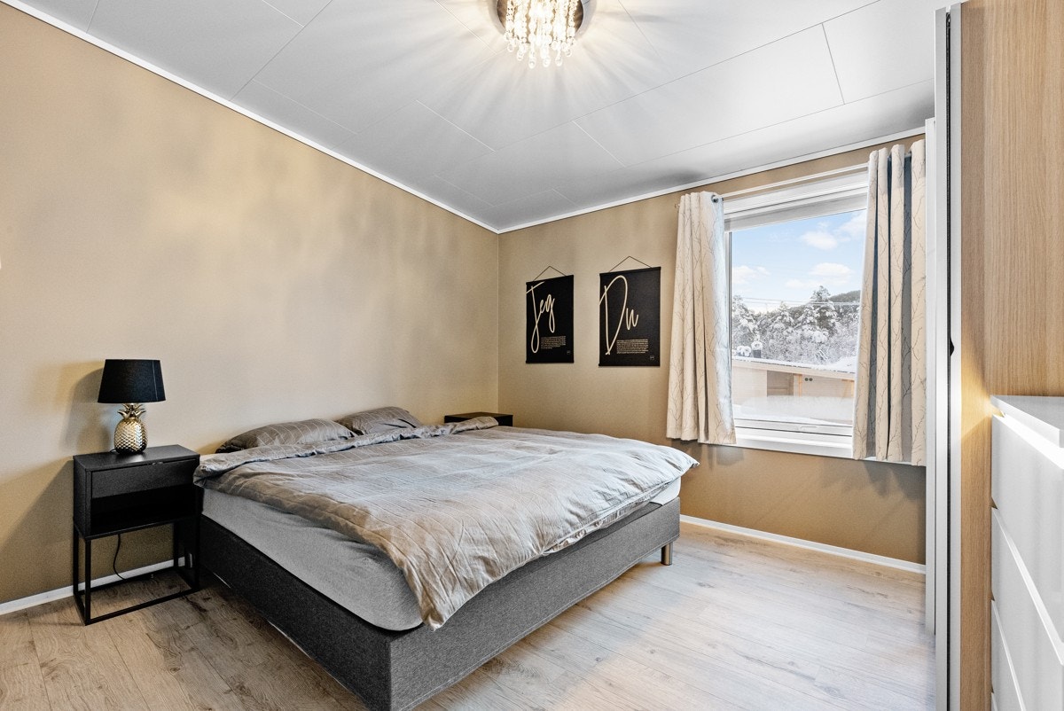 Hovedsoverom av god størrelse med garderobeskap som følger med salget Galleribilde