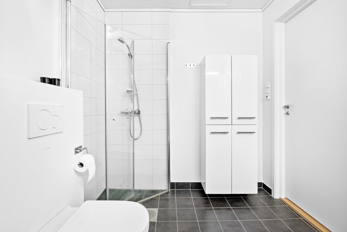 Bad med tidløse overflater og innredninger - det er varmekabler i gulv på bad og vaskerom Galleribilde