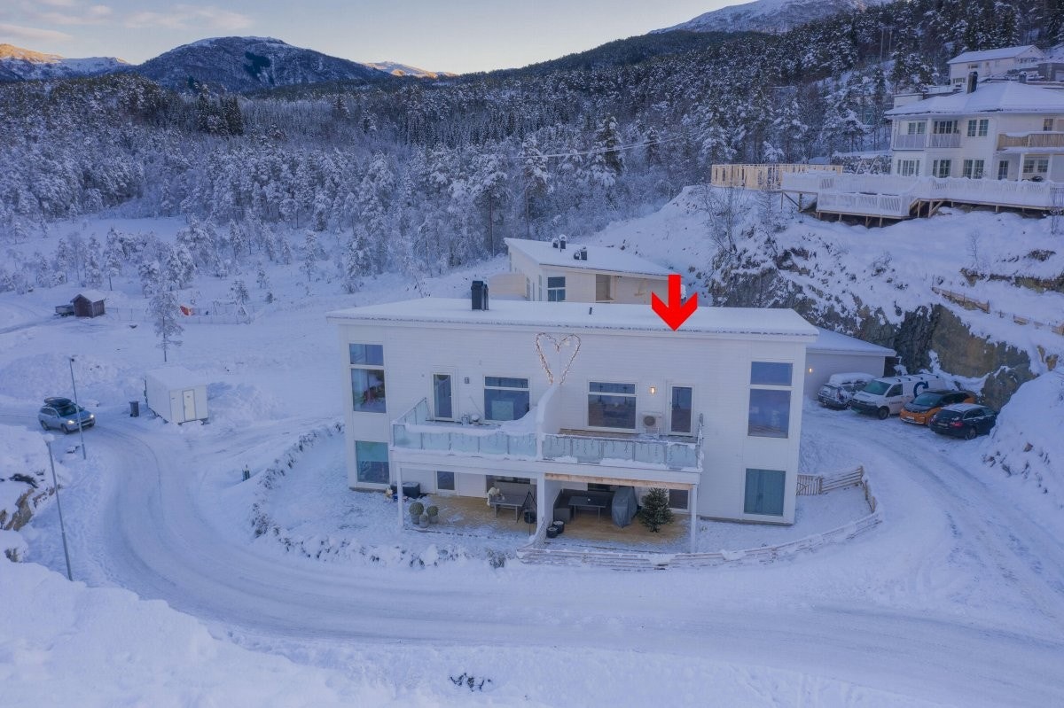 Leiligheten ligger i byggets 2.etg. i fasade mot sør - adkomst via utvendig trapp Galleribilde