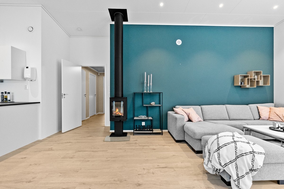 I stua / kjøkken er montert vedovn og luft til luft varmepumpe Galleribilde