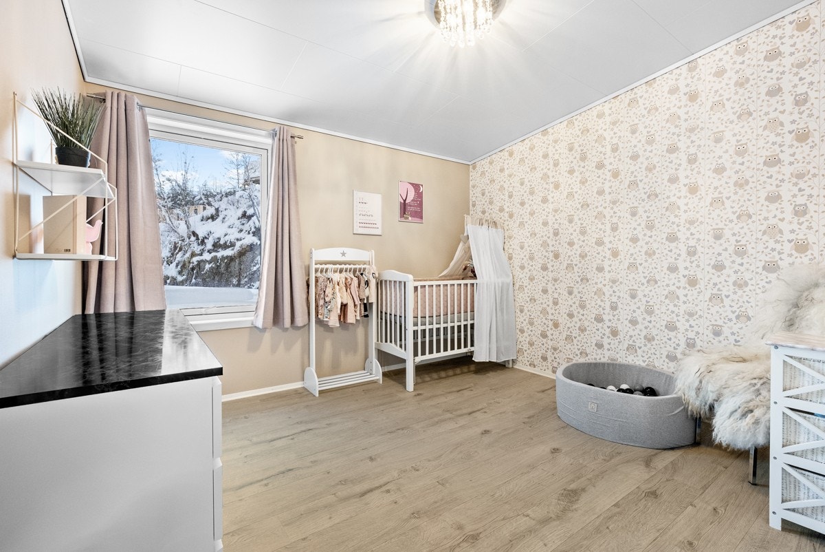 Soverom nr. 2 er også av god størrelse - Dette med eget walk-in-closet / bod Galleribilde