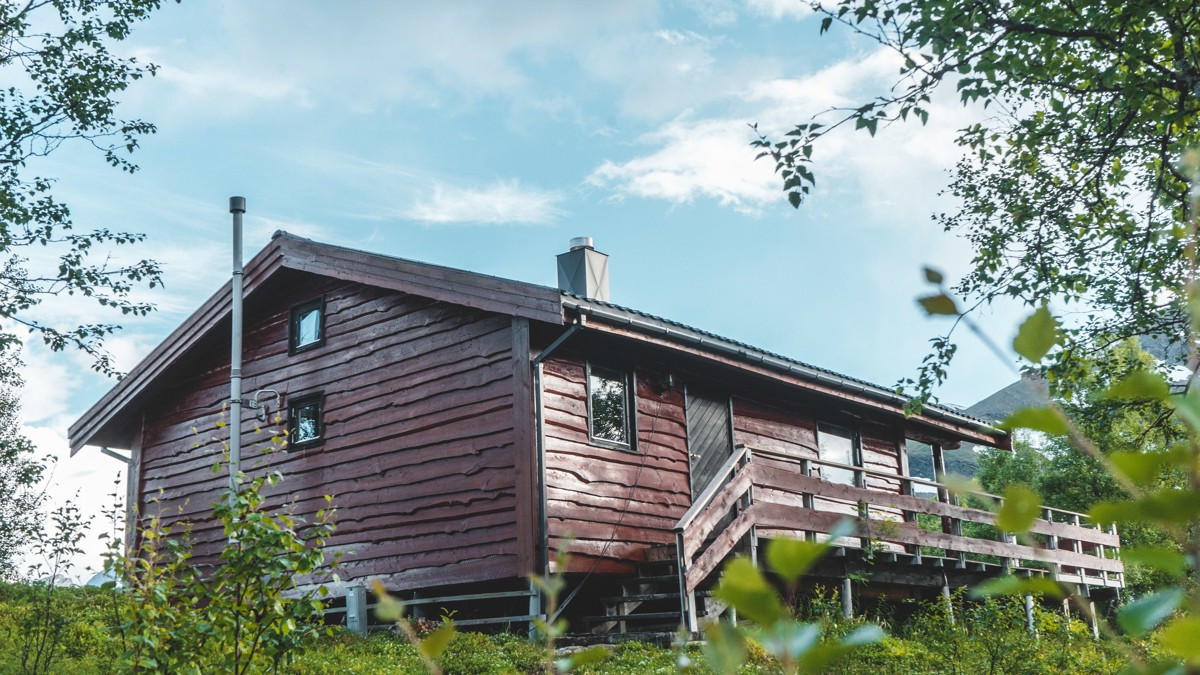 Boligen ligger rolig til i idylliske omgivelser!