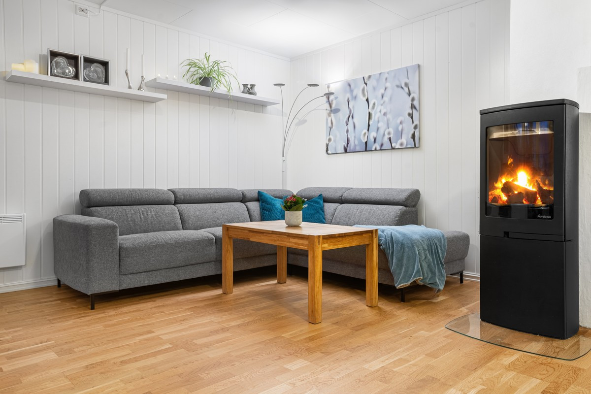 Lysmalt stue med god plass til stor sofa