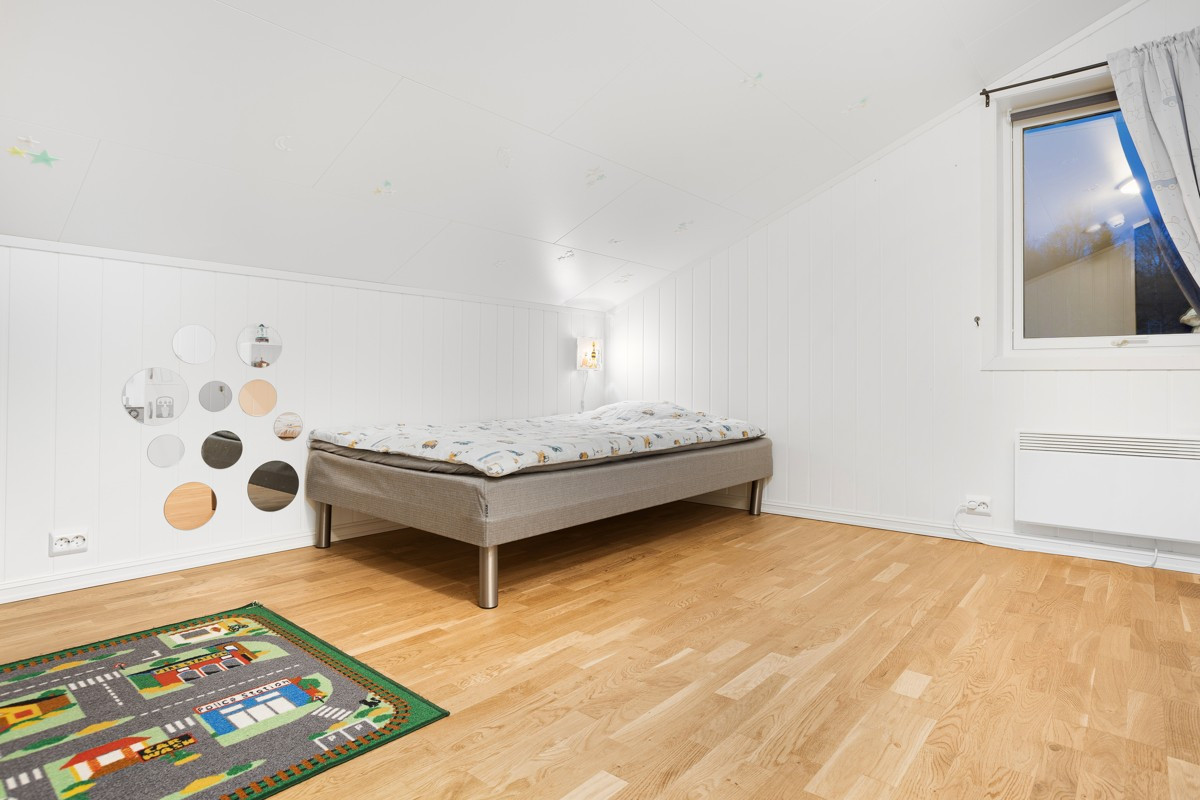 Soverom 2 har også en fin størrelse og passer perfekt som barnerom