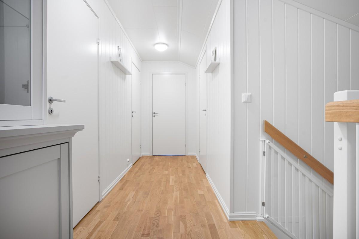 Velkommen opp på øverste plan, her finner du loftstue, 2 soverom, bad og en innebod
