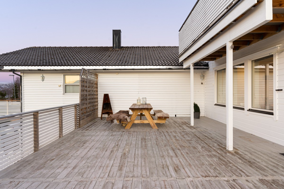 På plattingen ved ytterdøren er det plass til sittemøbler og grill for flotte solfylte dager!