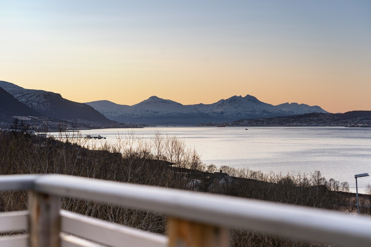 Man har god utsikt til de majestetsike fjellene i det fjerne