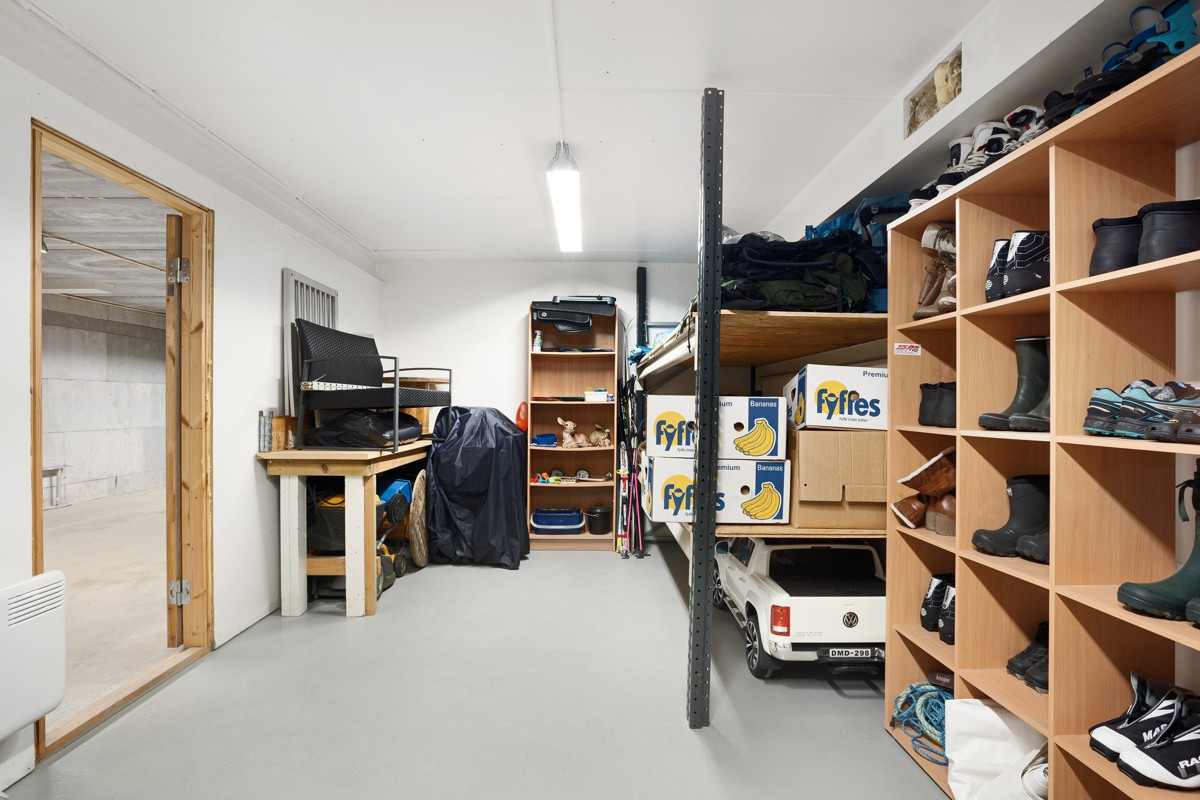 I garasjen er det en bod med god plass til oppbevaring og egner seg perfekt dersom du har behov for plass til "mekking"
