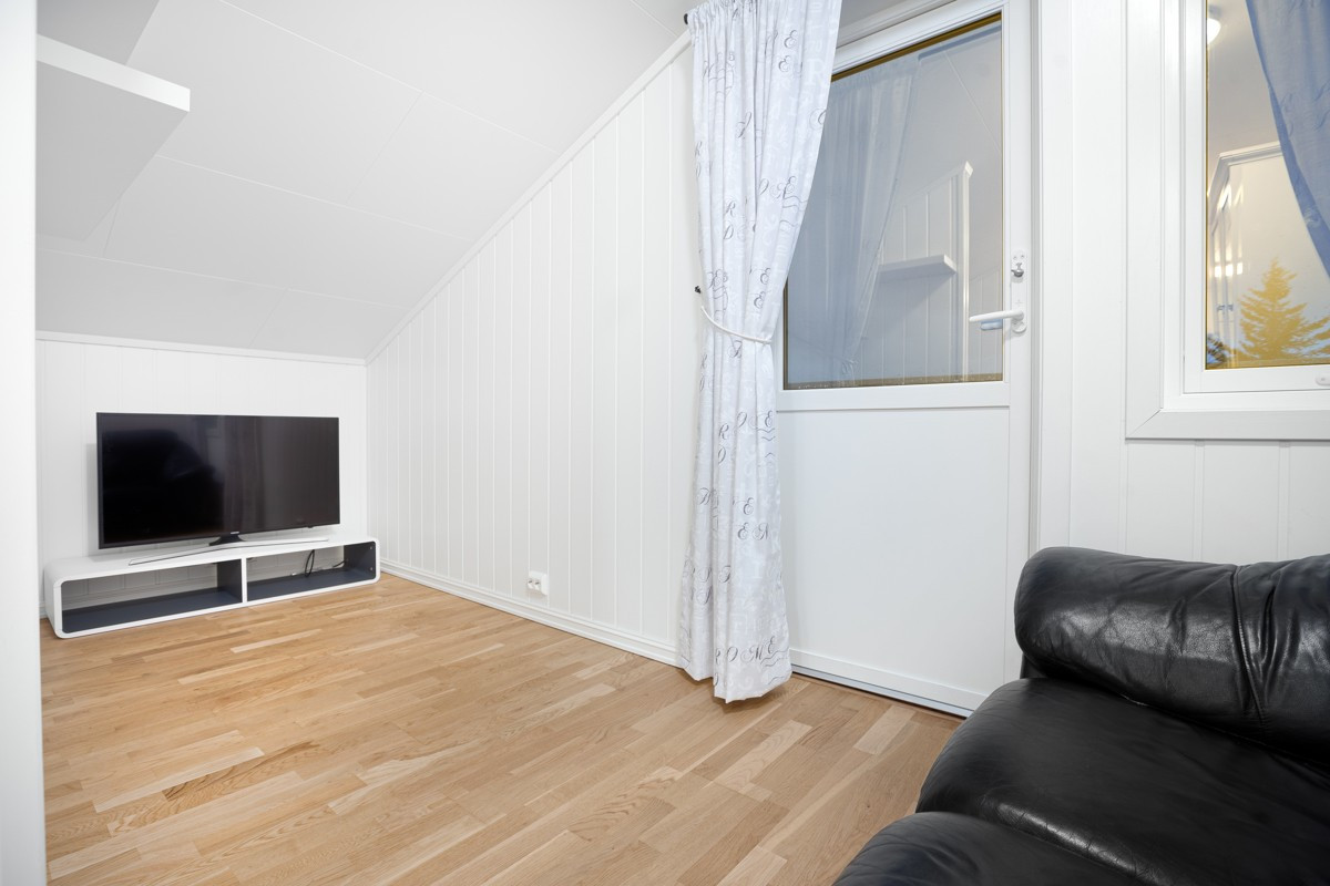 I 2.etasje er det en koselig og praktisk loftstue med plass til en TV og sofa