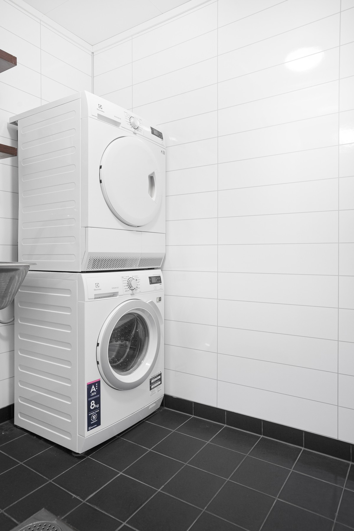 Meget praktisk adskilt på badet finner du egen sone med vaskerom