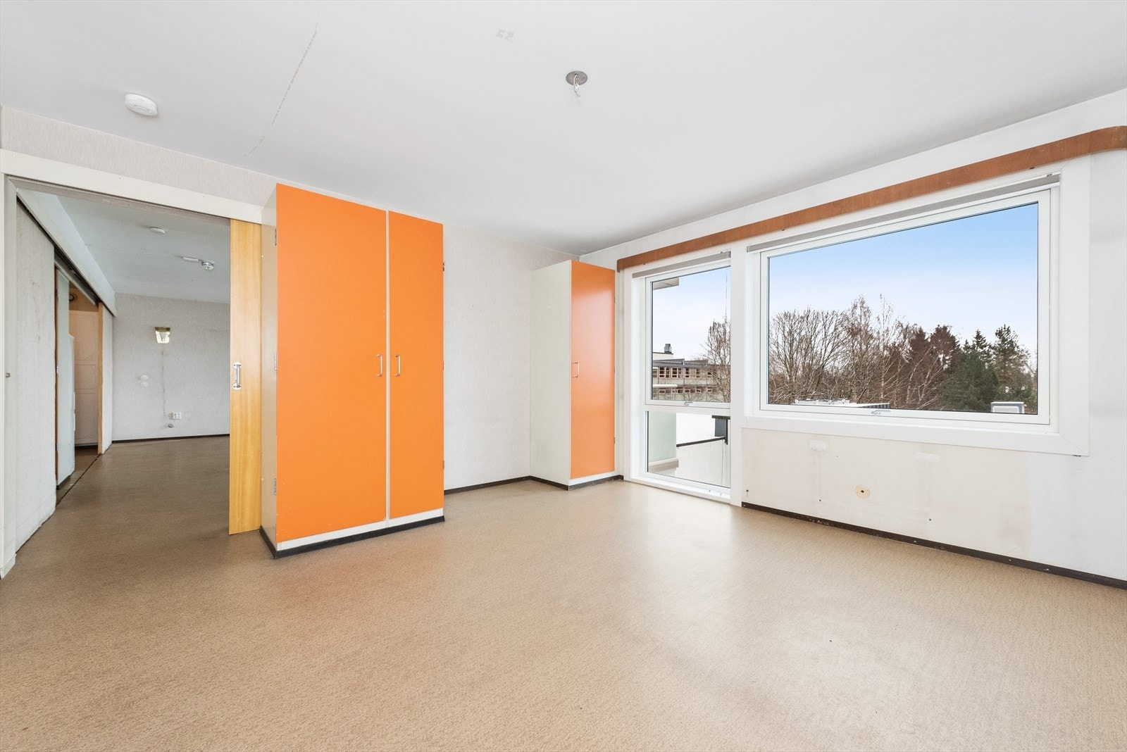 Store vindusflater på soverommet. Galleribilde