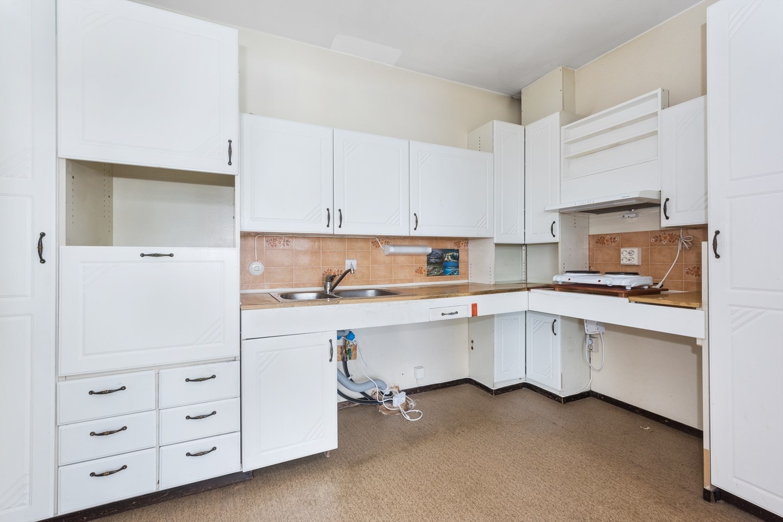 Kjøkkenet ligger i åpen løsning mot stuen. Galleribilde