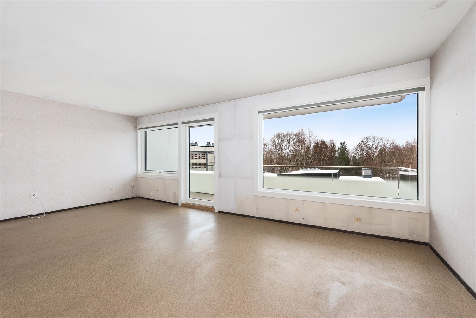 Store vindusflater i stuen. Galleribilde