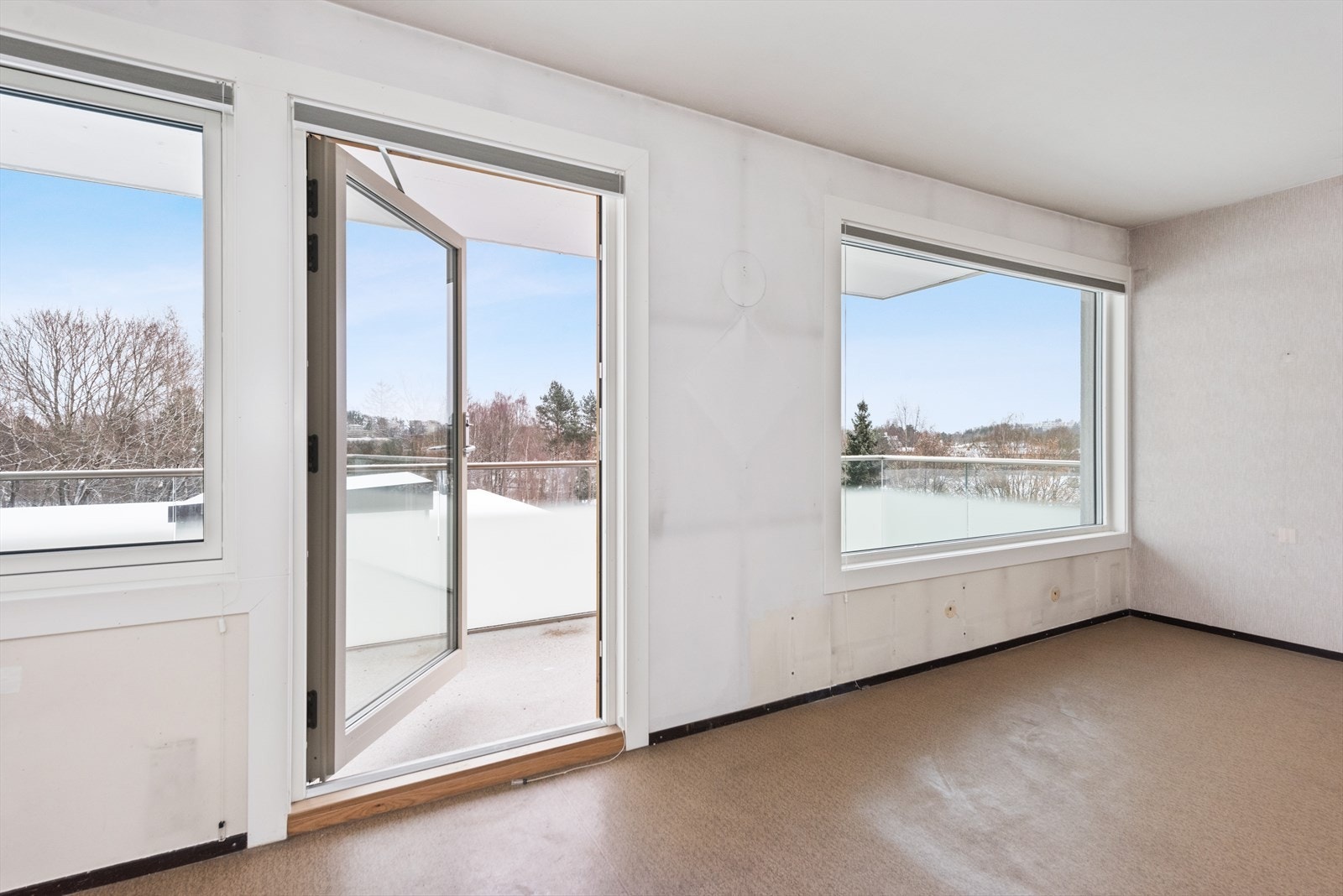 Fra stuen er det utgang til leilighetens balkong. Galleribilde