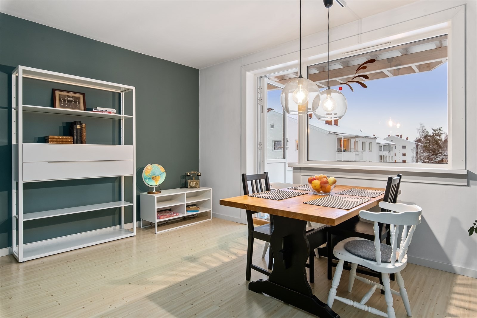 Stuen er malt i en stilfull og tidsriktig farge. Galleribilde