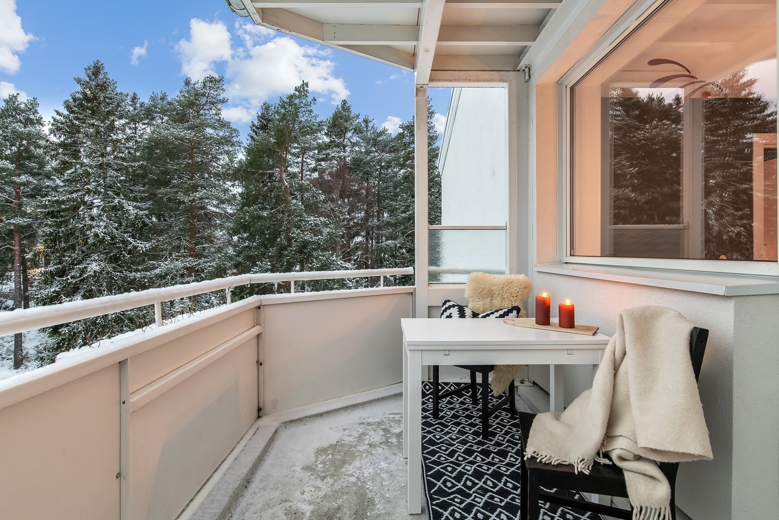 Flotte solforhold om sommeren og plass til sittegruppe. Galleribilde