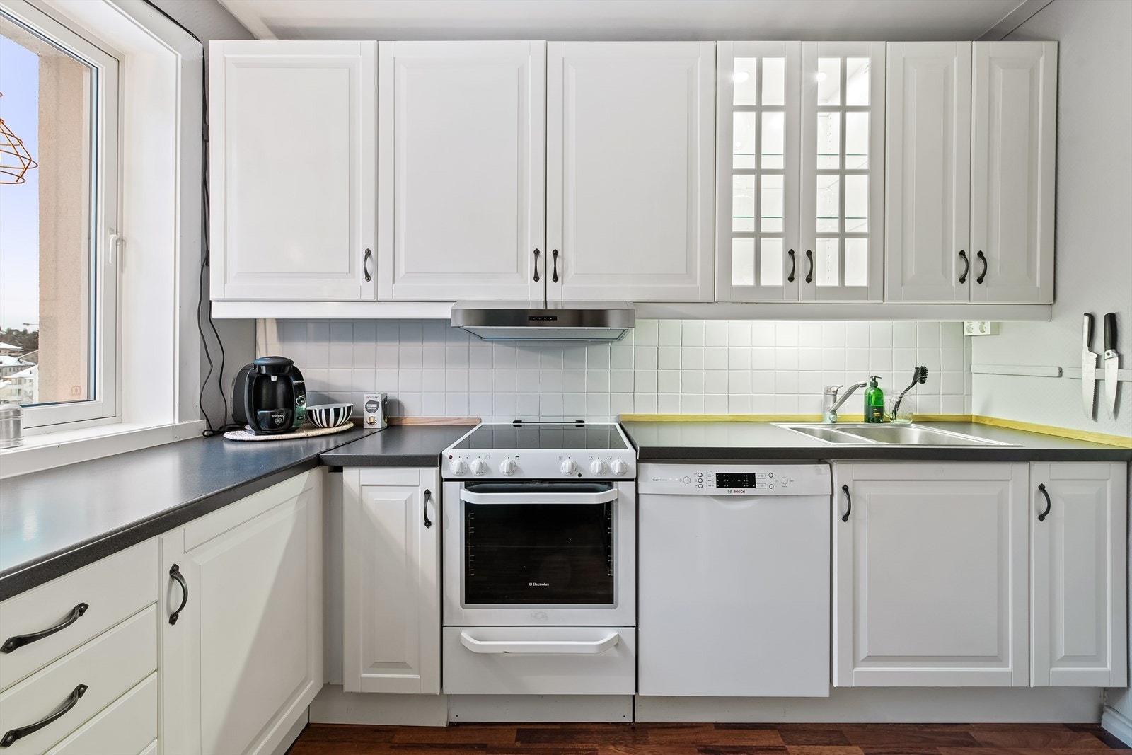 Ikea kjøkkeninnredning med malte profilerte fronter og laminat benkeplate. Galleribilde