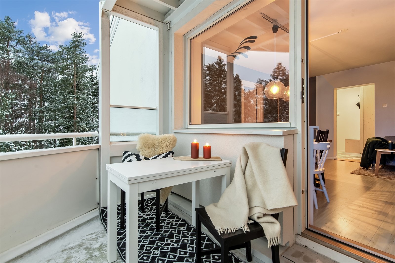 Utgang til solrik balkong er en fin forlengelse av rommet. Galleribilde