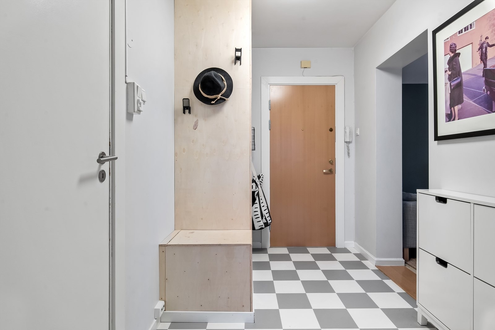 Lys og romslig entré. Galleribilde