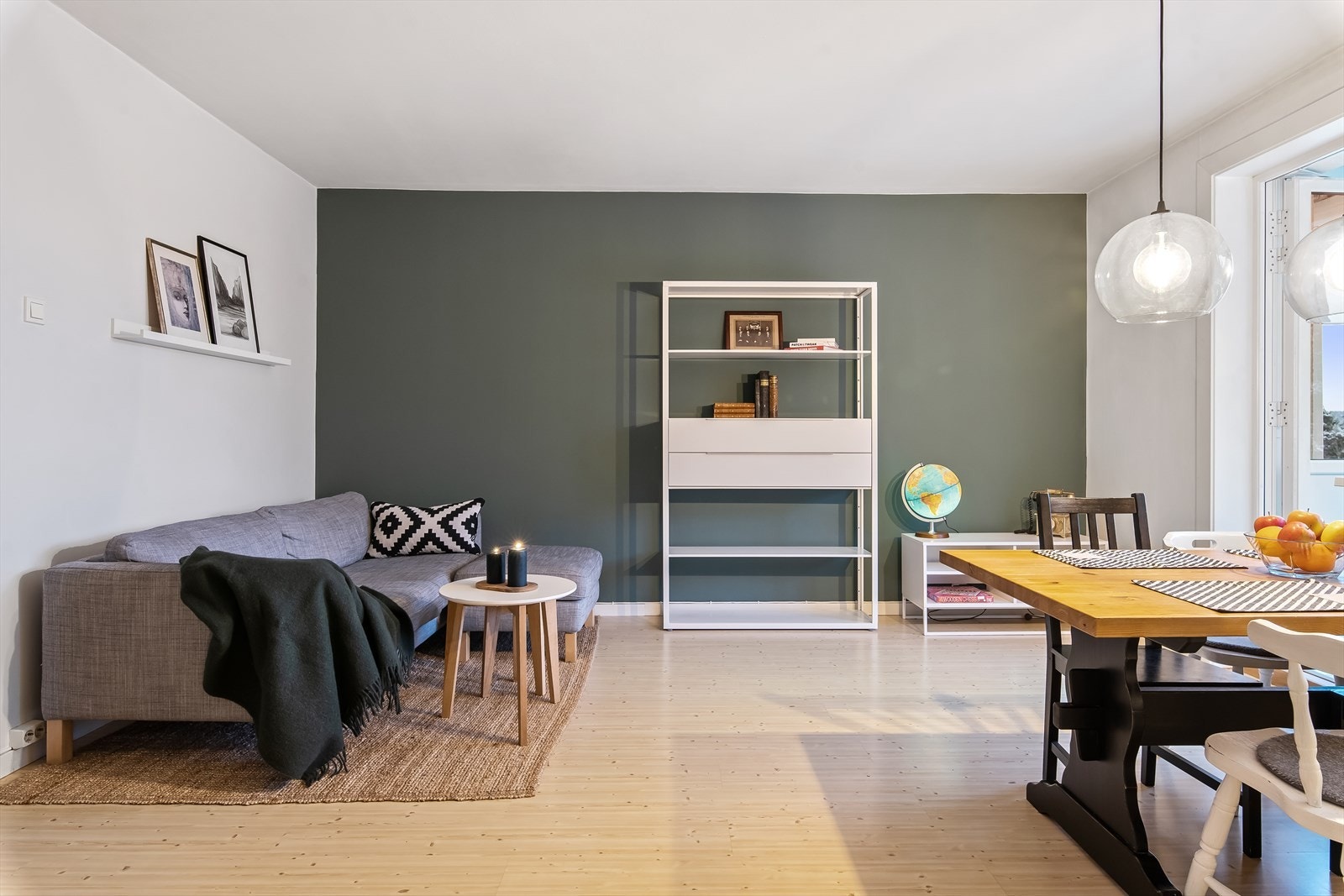 Her er det plass til både sofa og spisebord. Galleribilde