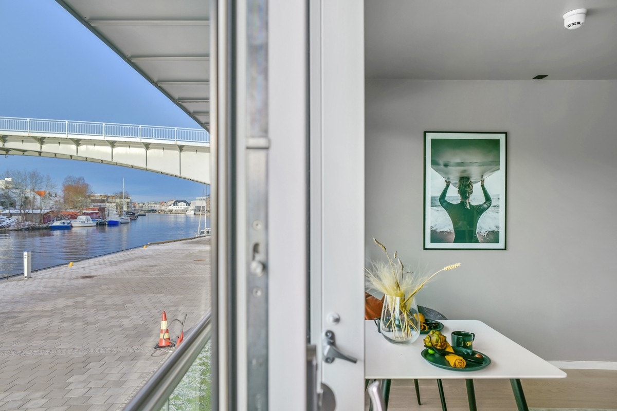 Leiligheten ligger ytterst mot Bryggepromenaden. Galleribilde