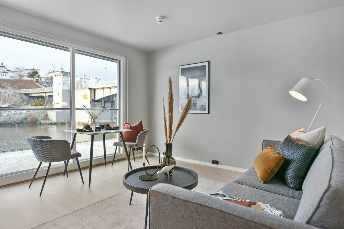 Her kan man fra sofa- og spiseplass nyte utsikten. Galleribilde