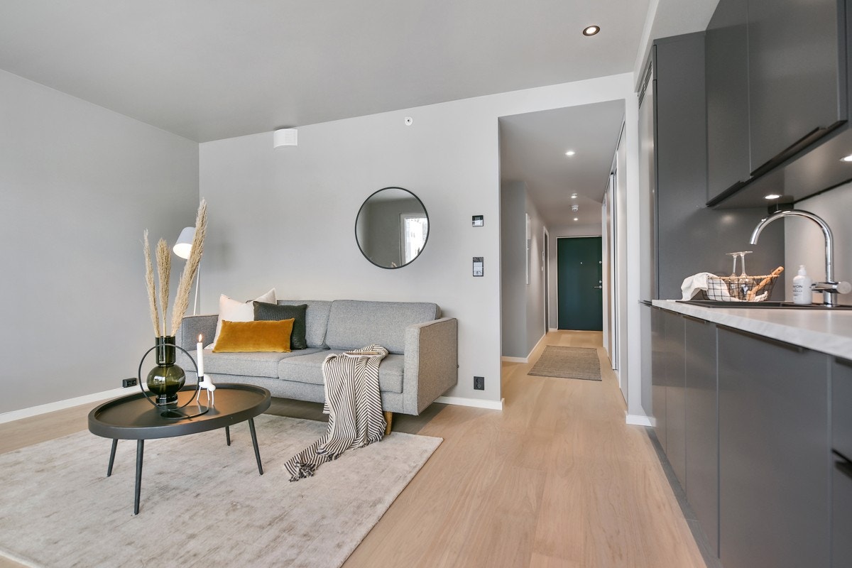 I stuen og kjøkkenet er det innfelte LED-downlights i himlingen. Galleribilde
