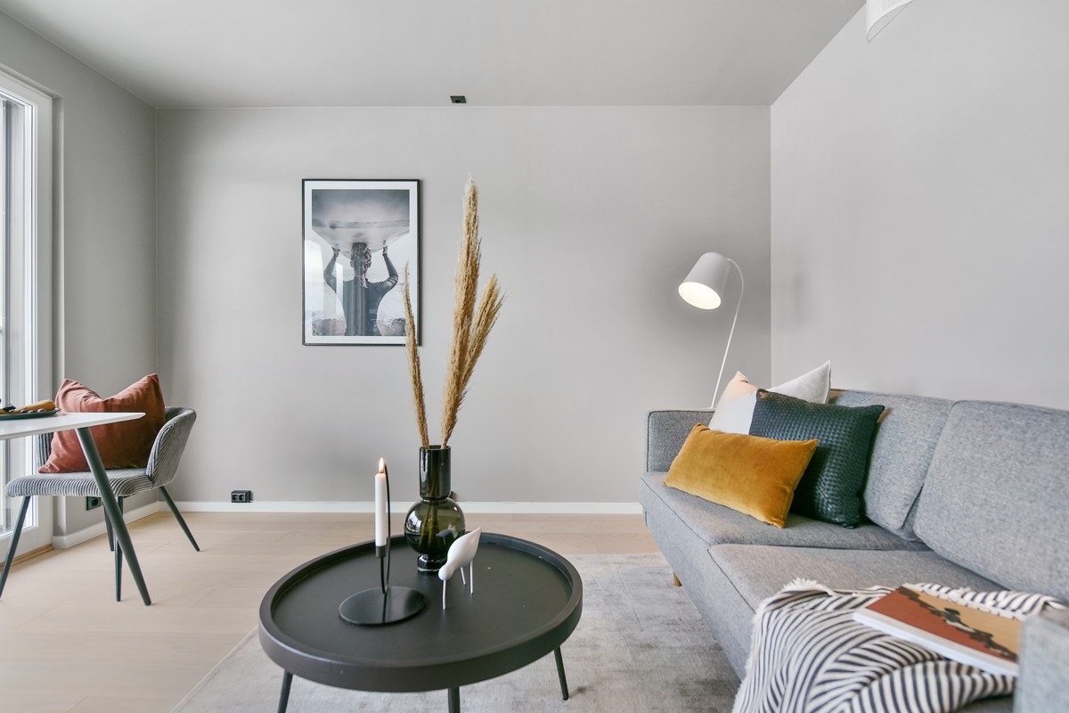 Vegger og himling i stuen er malt i dus og tiltalende gråfarge. Galleribilde