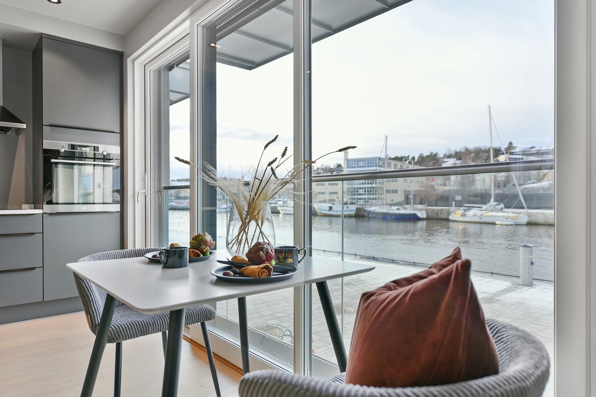 Leiligheten har meget store vindusflater ut mot elven. Gode solforhold. Galleribilde