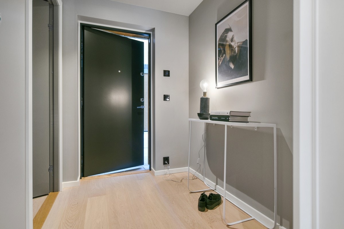 I gangen er det plass til konsollbord eller klesoppheng ved inngangsdøren. Galleribilde