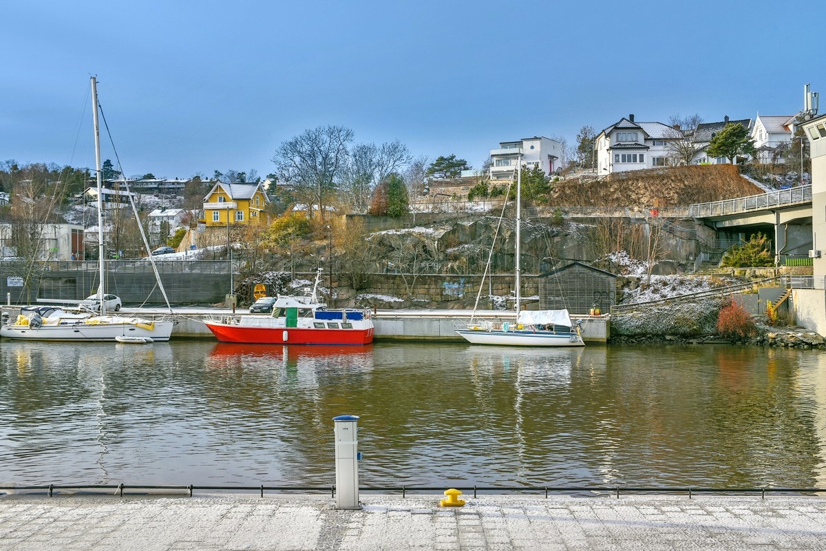 Fra leiligheten kan man skue utover livet på elven. Galleribilde
