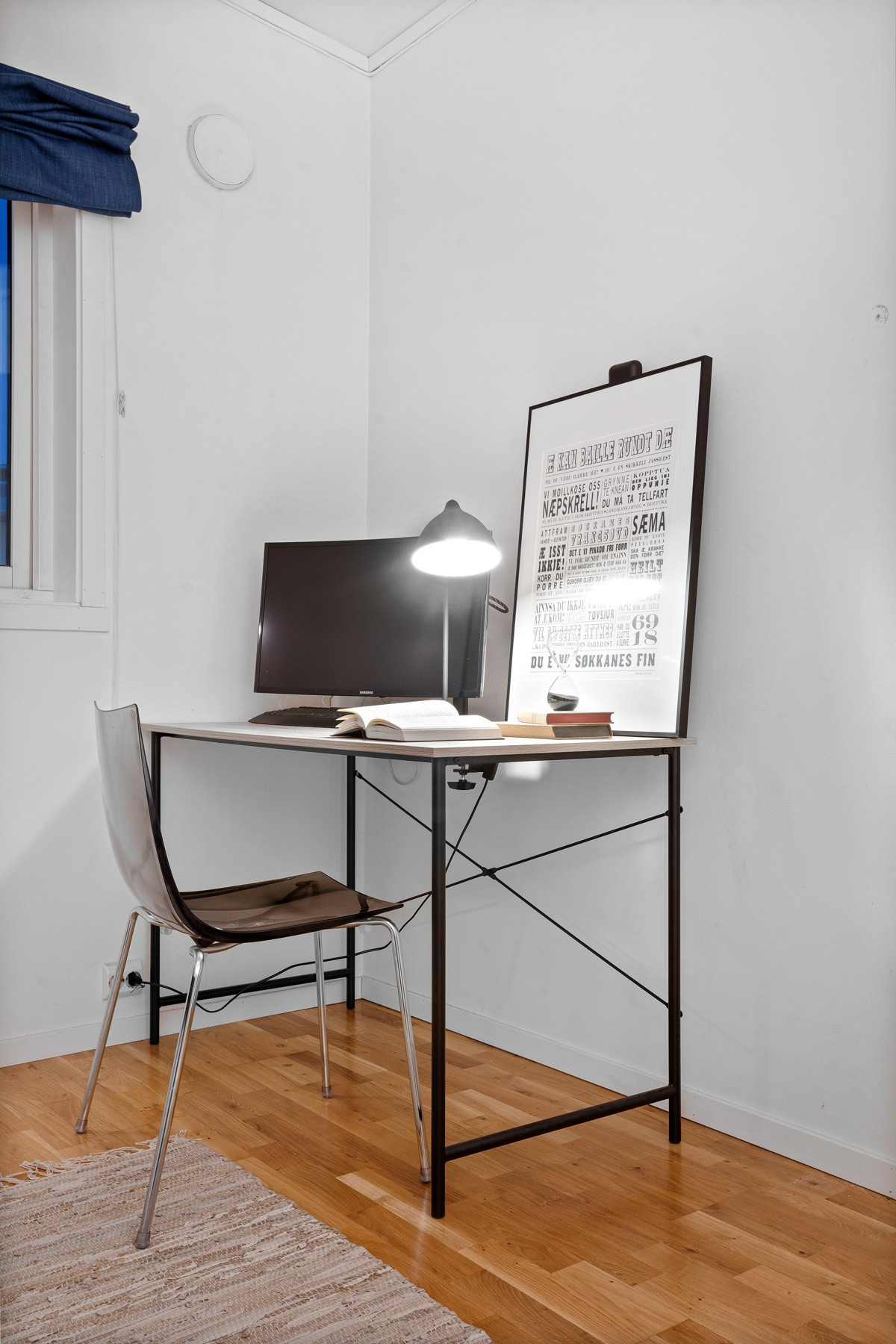 God plass til skrivebord på soverom 3